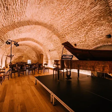 Ferrassou - Chateau Et Ferme